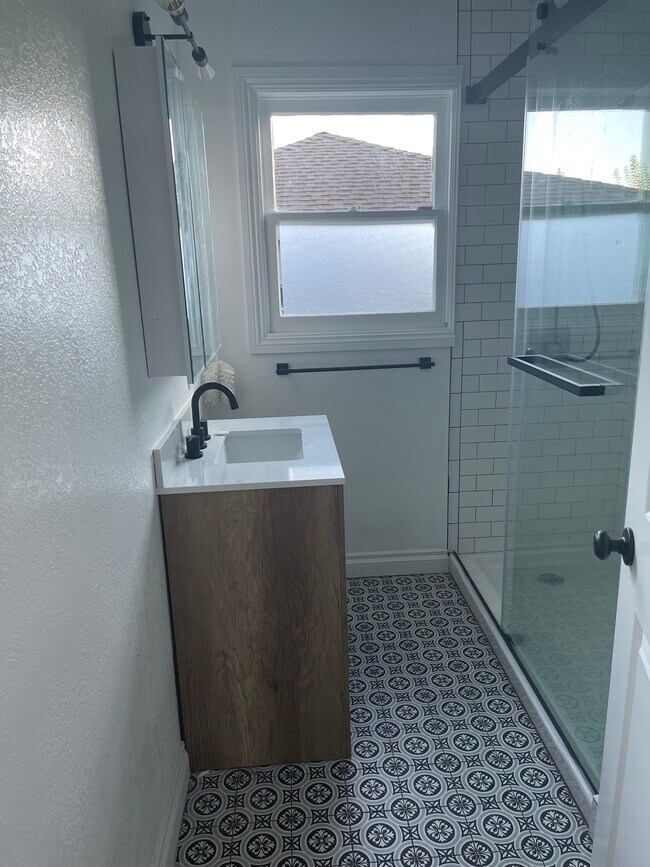 Building Photo - 826 E Elmwood Ave