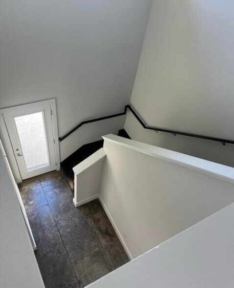 Building Photo - 212 Highland Oaks Ln