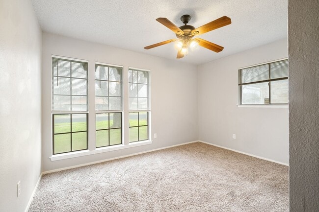 Building Photo - Simple 3 Bedroom, 2 Bath Home in South Aus...