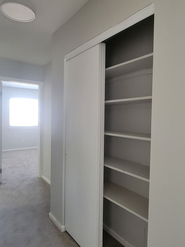 Building Photo - 4 bedroom 2.5 bathroom townhouse