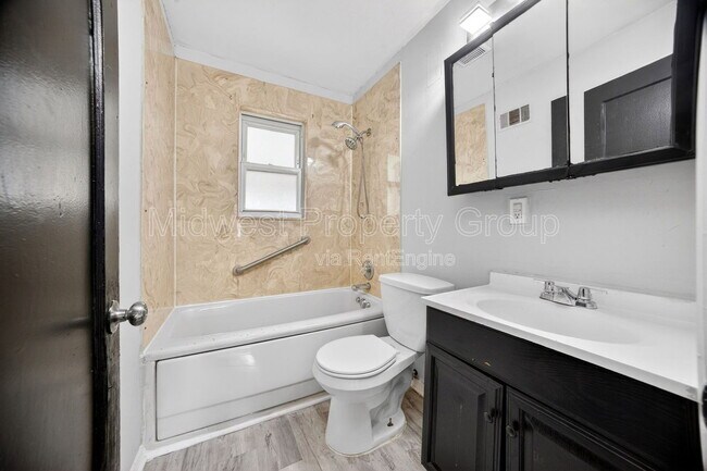 Building Photo - 222 Henquin Dr