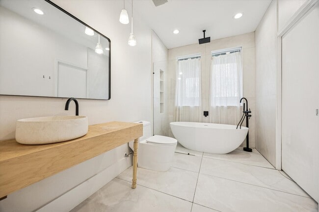 Building Photo - 1624 Branard St