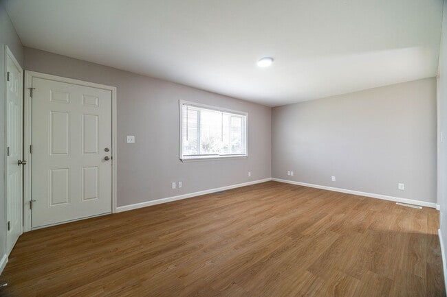 Building Photo - Updated 3 Bedroom Home with Garage!