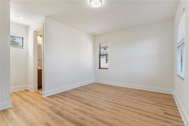 Building Photo - 255 Calmo Cir