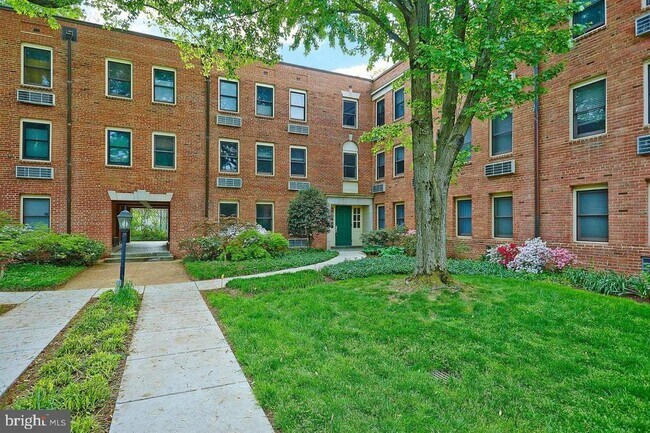Building Photo - 4822 Chevy Chase Dr