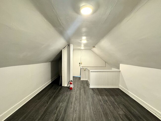 Building Photo - 5 bed/2 bath Mins. from UC Campus for Only...