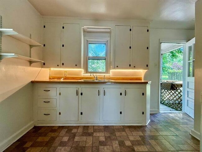 Building Photo - Beautiful Cottage Style Home