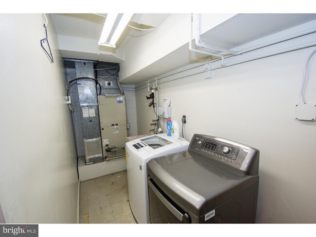 Building Photo - 2044 Appletree St