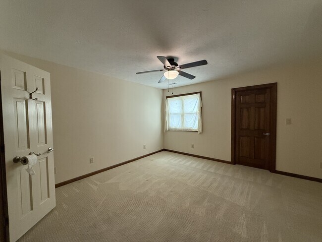 Building Photo - 4016 Fairway Lakes Dr