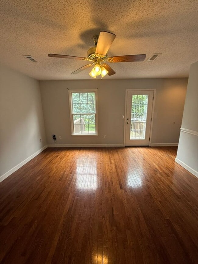Building Photo - Worry free living, brick condo in Jonesborough!