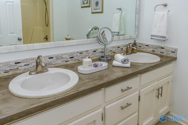 Building Photo - 208 S Oxford Cir