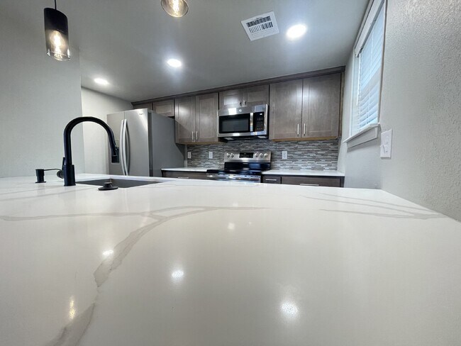 Building Photo - Modern 2 Bedroom Condo