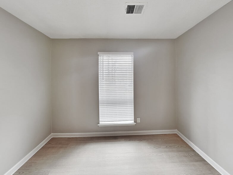 Building Photo - 8321 Beechwood Ct