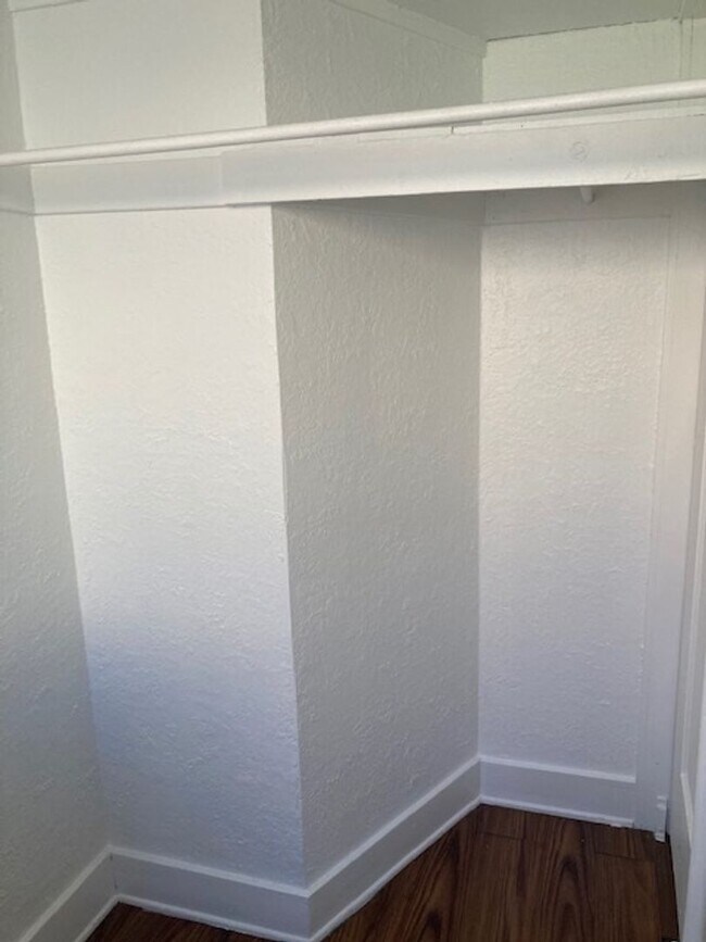 Building Photo - *****BEAUTIFUL STUDIO UNIT IN DOWNTOWN LB***