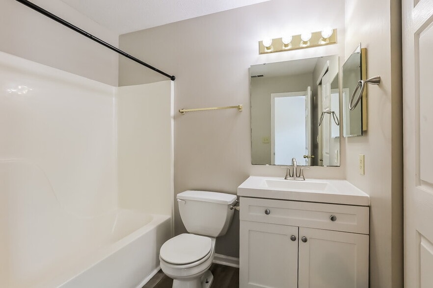 Building Photo - 5384 Lakeside Manor Dr