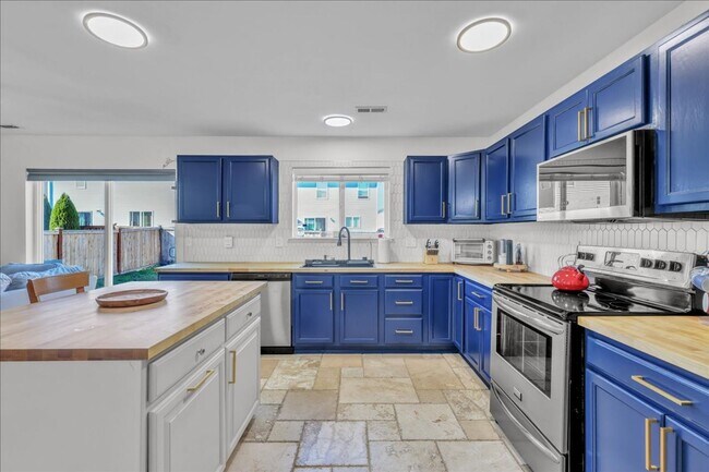 Building Photo - Stylish Yelm Home with A/C, Butcher Block Counters & Fully Fenced Yard!