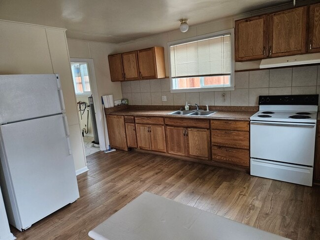 Building Photo - Lots of Light!