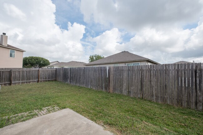 Building Photo - Spacious 4-Bedroom Home in Prime Round Roc...