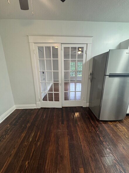 Building Photo - 1333 Castlewood Ave
