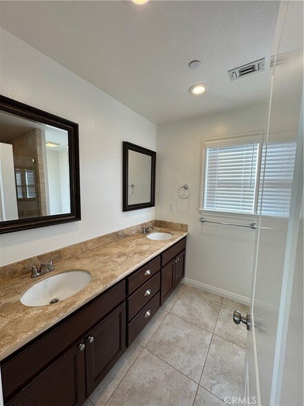 Building Photo - 1336 Calle Tulipan