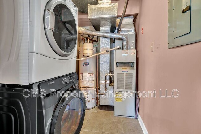 Building Photo - 302 Trinity Ct