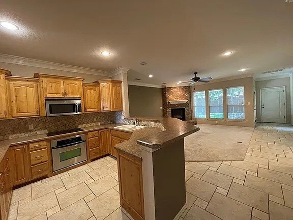 Building Photo - Comfy 3 bd/2 bth home in quiet neighborhood. Walk to the grocery store. 10 minutes to downtown. A...