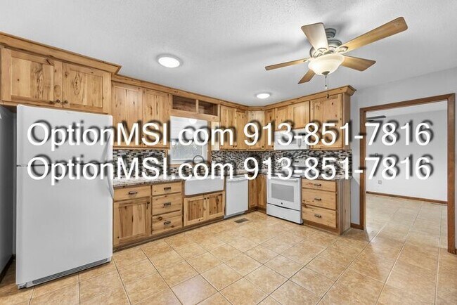 Building Photo - Country Charm Just Minutes From Lawrence!