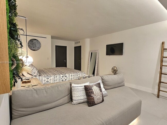 Building Photo - 900 Bay Dr