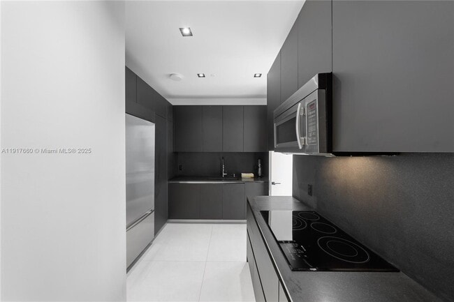 Building Photo - 1300 Brickell Bay Dr