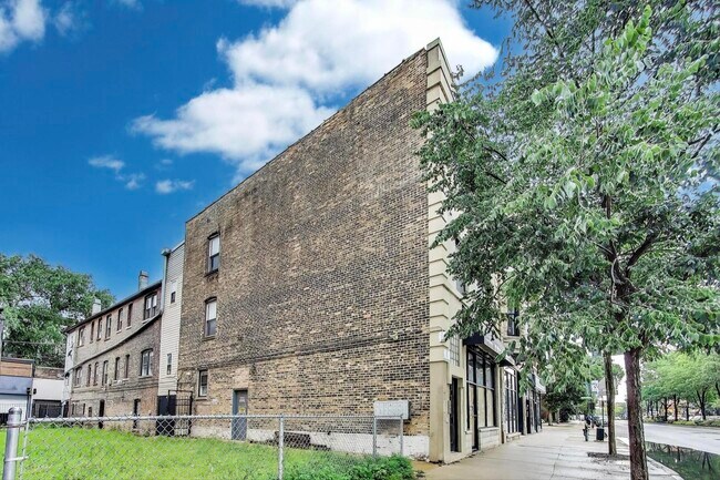 Building Photo - 912 N Ashland Ave