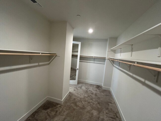 Building Photo - Spacious 4 Bed 2.5 Bath Home in Ellis with Solar!