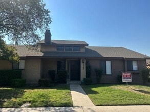 Building Photo - Clean condo centrally located in Visalia with new flooring and paint!