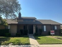 Building Photo - Clean condo centrally located in Visalia with new flooring and paint!