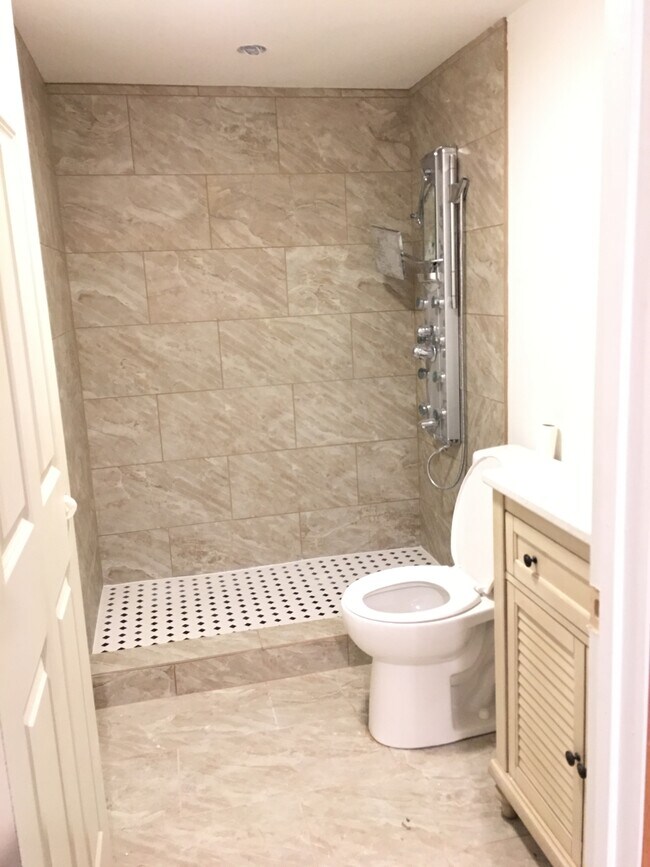 Building Photo - 8331 Upper 138th Ct