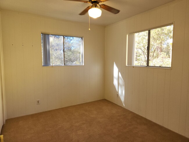 Building Photo - 2 Bed / 1 Bath with Oversized single car g...