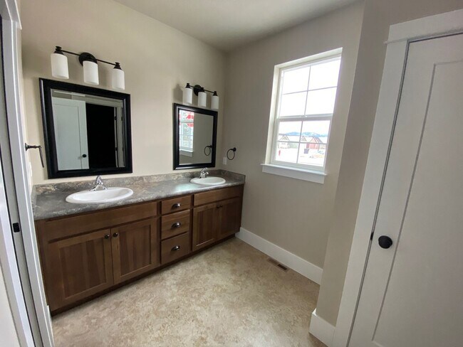 Building Photo - Beautiful 3-Bed, 2-Bath Home in The Arbors Subdivision