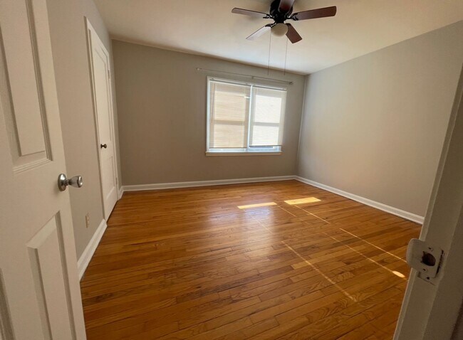 Building Photo - Stunning 2 Bedroom Townhome