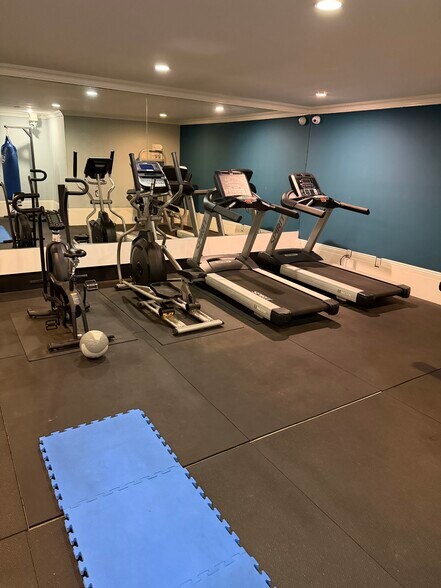 Building Photo - 1154 S Barrington Ave