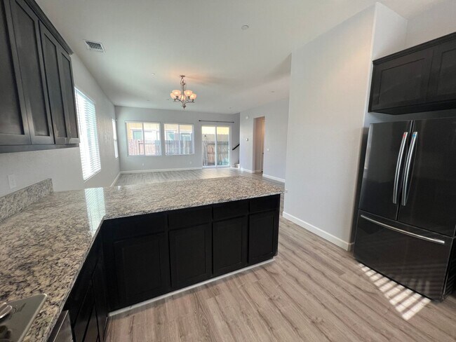Building Photo - 3 Bedroom | 2.5 Bathroom | Sun Dance Lake ...