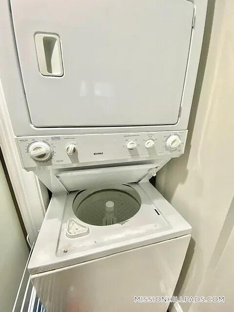 Building Photo - 717 Parker St