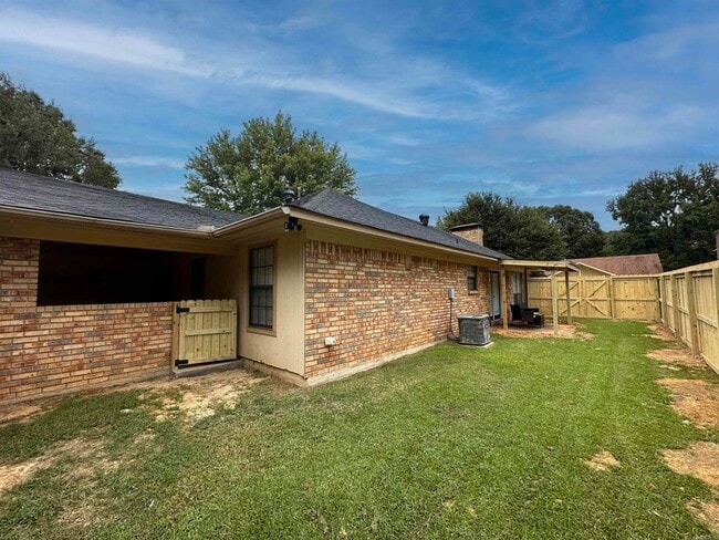 Building Photo - 5805 Sidney Dr