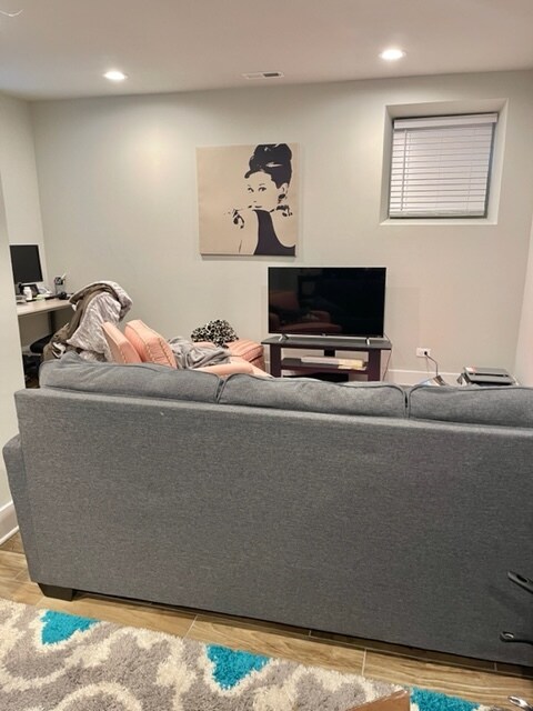 Building Photo - 910 W Waveland Ave