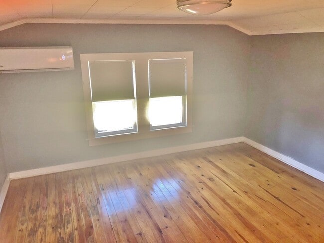Building Photo - 3 Bedrooms 1 Bath