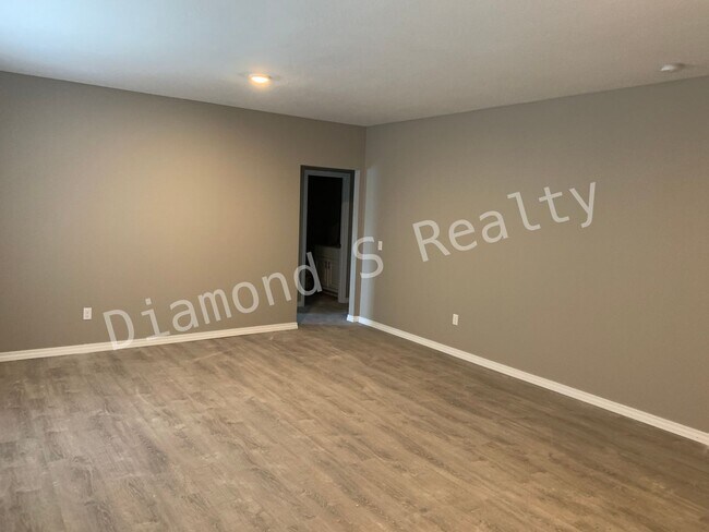 Building Photo - 5 Bedroom Home Located in Ozark!