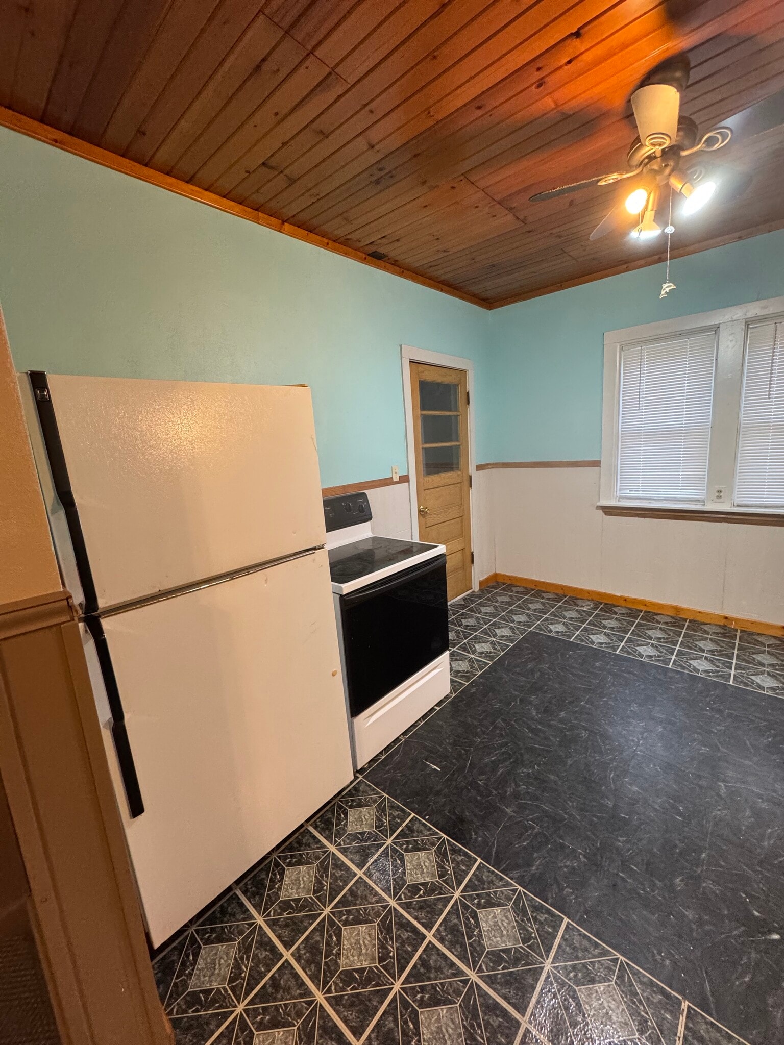 Kitchen - 204 Independence Ave S