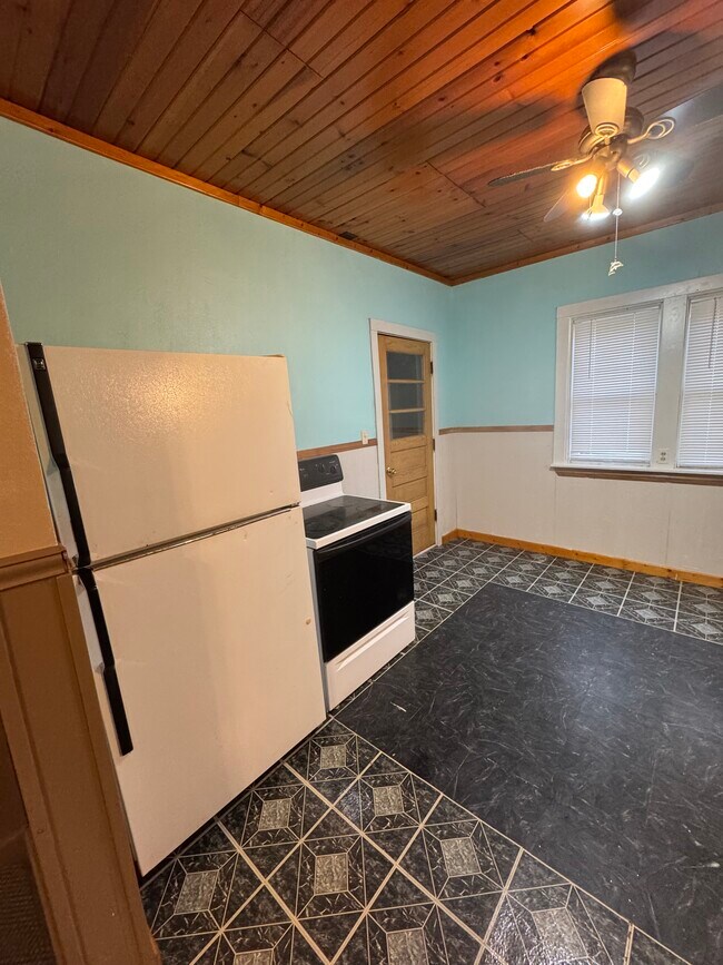 Kitchen - 204 Independence Ave S