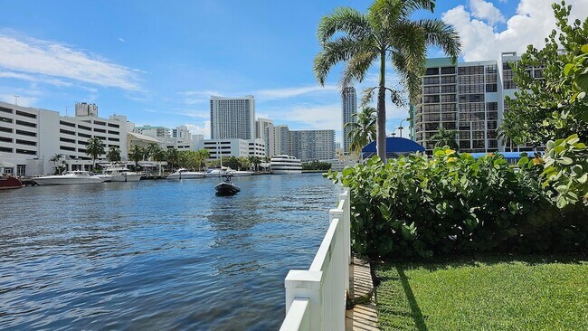 Building Photo - 400 Leslie Dr