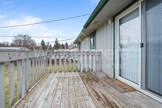 Building Photo - Beautiful Family Home ! Spring Special !! 50% Off first months rent.