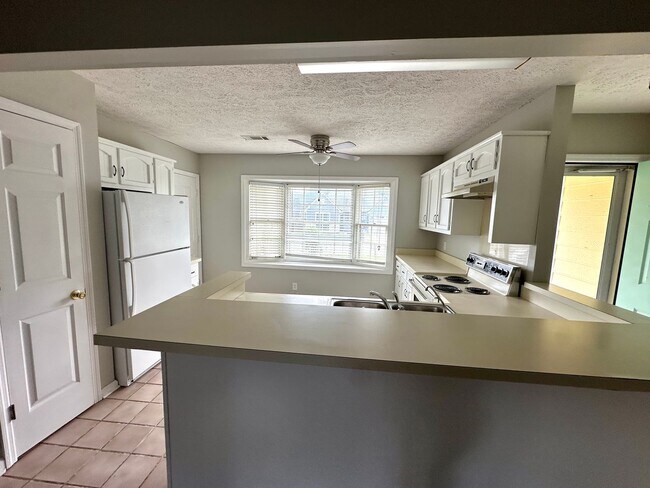 Building Photo - Renovated 3 Bedroom 2 Bath in Hendersonvil...