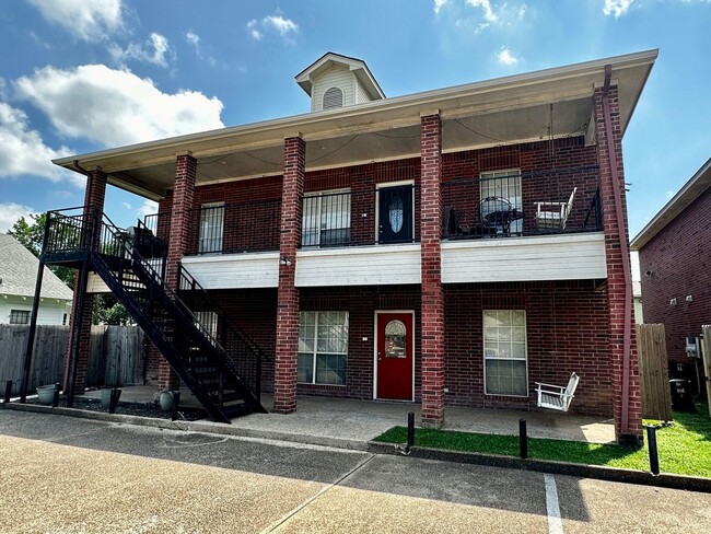 Building Photo - 4/4 Duplex in the Baylor Bubble!